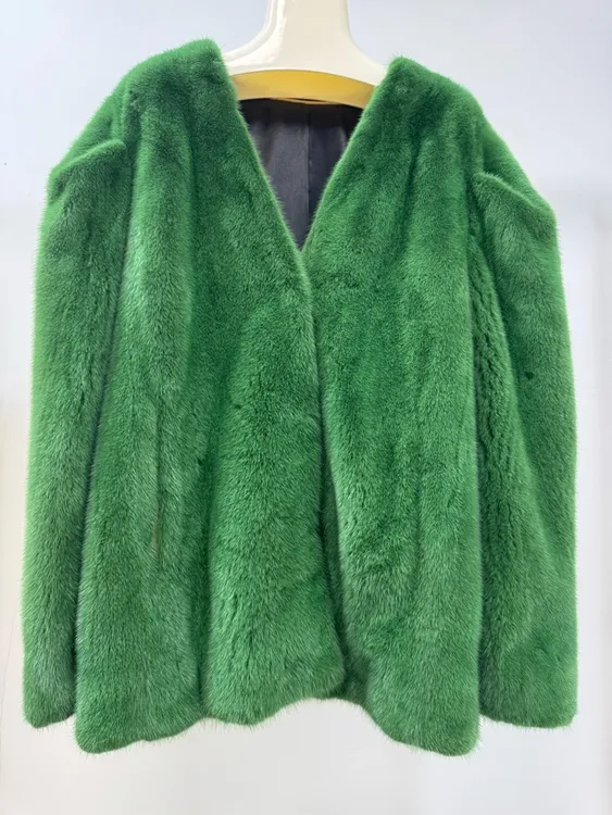 2025年中长款女V领绿色系轻熟赫本风獭兔毛廓形皮草貂毛外套