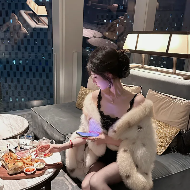 【雅乔】九尾狐 皇冠进口斑点貉子毛拼狐狸毛斗篷外套DYJJ-24100582