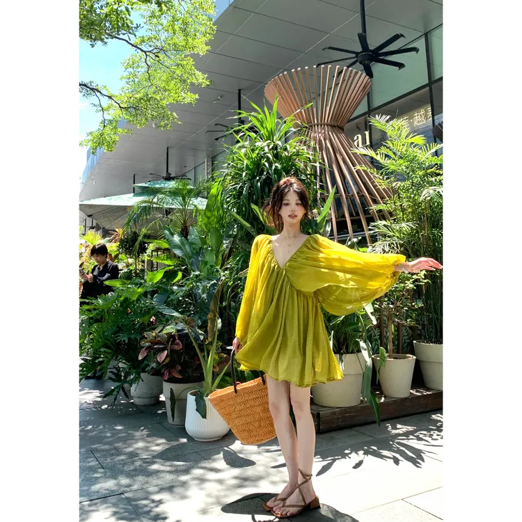潮牌 重工V领灯笼袖度假风连衣裙女夏2025新款法式宽松裙子