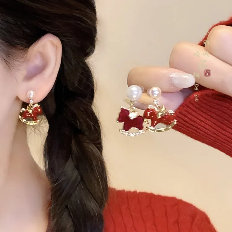 铜合金耳饰 新年红色小马珍珠耳环女款本命年高级感耳钉小众耳环 
