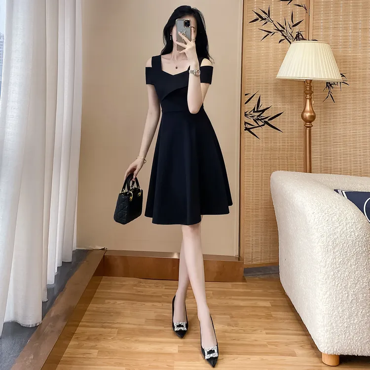 轻奢高级连衣裙A字裙修身藏肉显瘦吊带礼服小黑裙