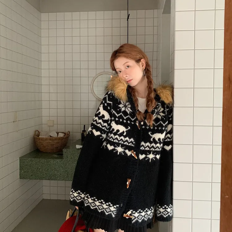 QYao Girls冬季费尔岛女牛角扣连帽针织加厚慵懒风毛领毛衣外套