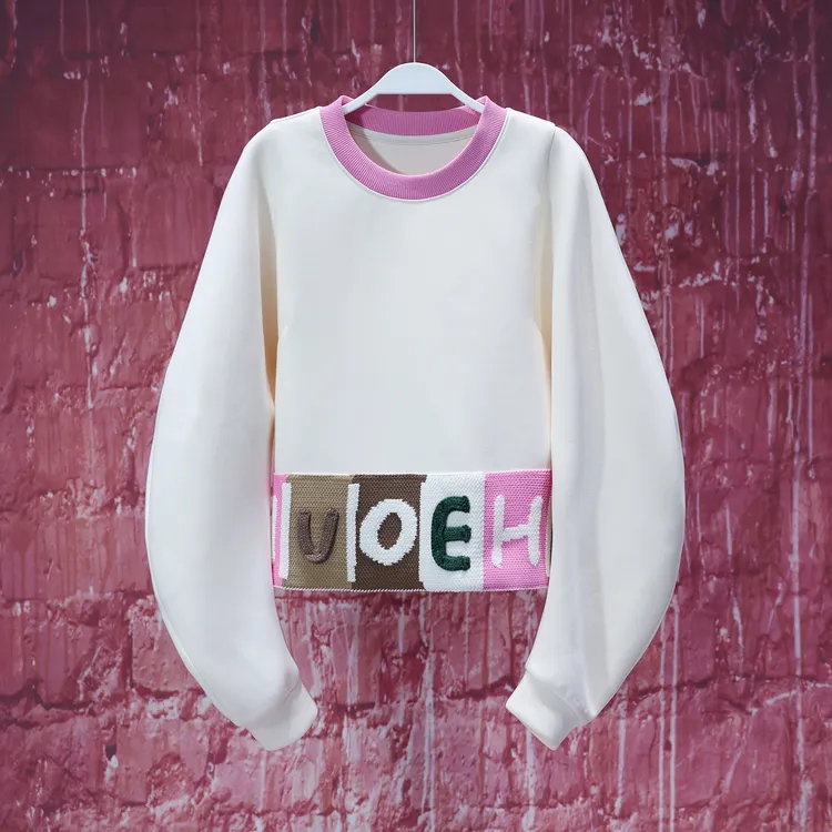 【韩哥女装】2025《粉光花色叶中开》米杏色拼接针织圆领卫衣5968A