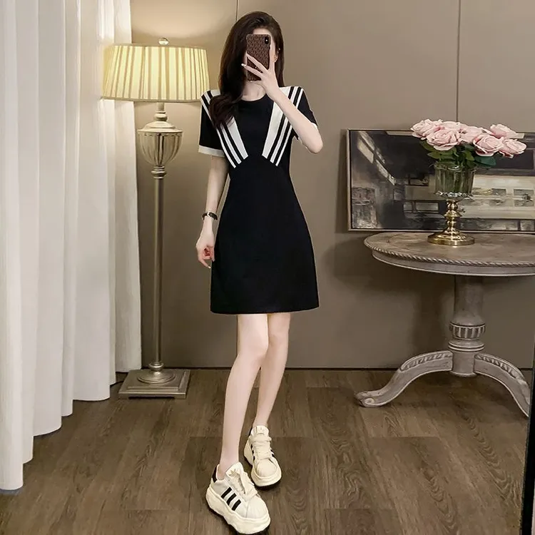 黑色休闲大码连衣裙女夏季2025新款显瘦气质小黑裙洋气中长款裙子