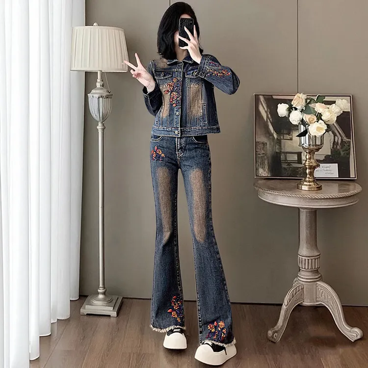 早秋季新款刺绣花朵脚口毛边微喇叭裤牛仔外套复古修身时尚套装女