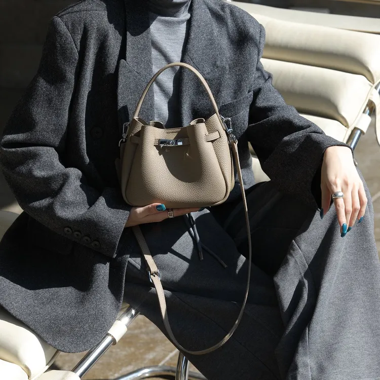 百豆女包2026新款时尚牛皮休闲单肩斜挎凯莉包早春真皮手提水桶包