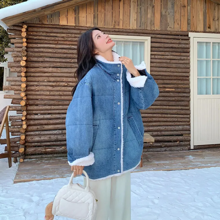 蓝色羊羔毛拼接牛仔外套女冬2025新款宽松休闲加厚夹棉翻领派克服