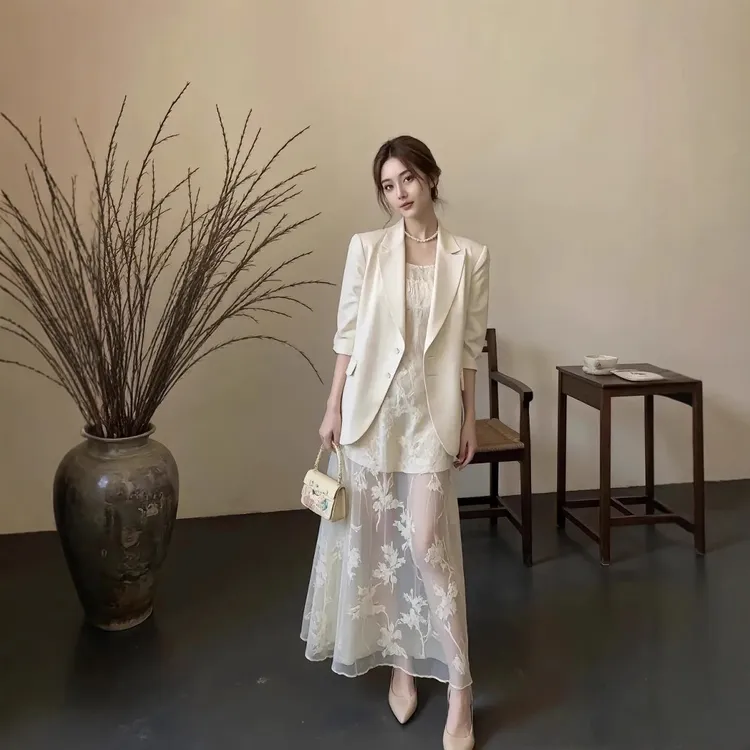 超火的春夏穿搭2025超火miu里miu气小香风白色西装外套吊带连衣裙