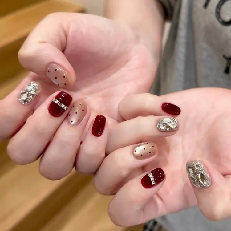 秋冬新年款酒红跳色波点猫眼纯手工穿戴甲日常百搭显白短款美甲贴