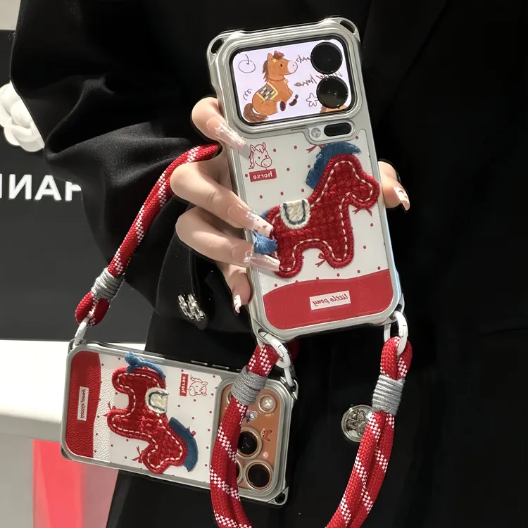 新年刺绣小马挂绳适用苹果17/16promax手机壳14华为vivoppo小米15