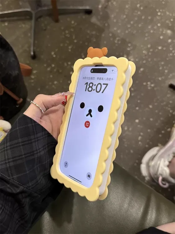卡通曲奇夹心饼干轻松熊苹果iphone17promax新款手机壳16promax