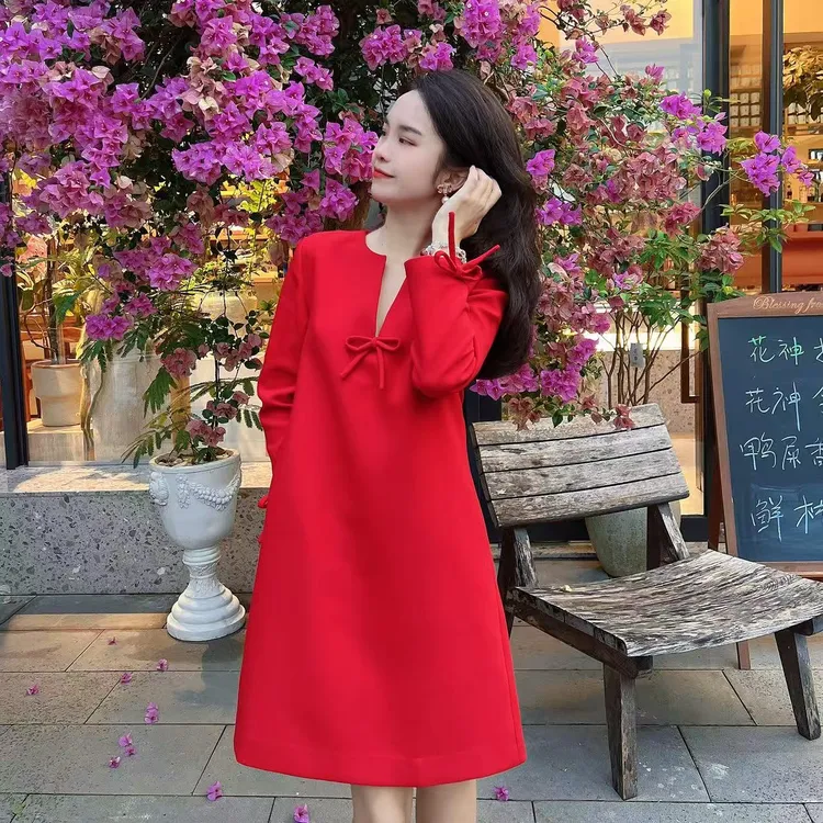 【晓晴的私服2】新年红蝴蝶结V领显瘦宽松A字摆连衣裙2025秋冬新款