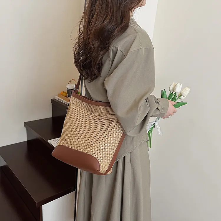水桶包时尚洋气上班通勤单肩包休闲大容量编织包简约韩版斜挎包女
