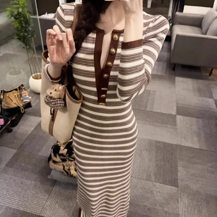 撞色条纹v领长袖打底针织连衣裙女秋冬配大衣修身包臀气质长裙子