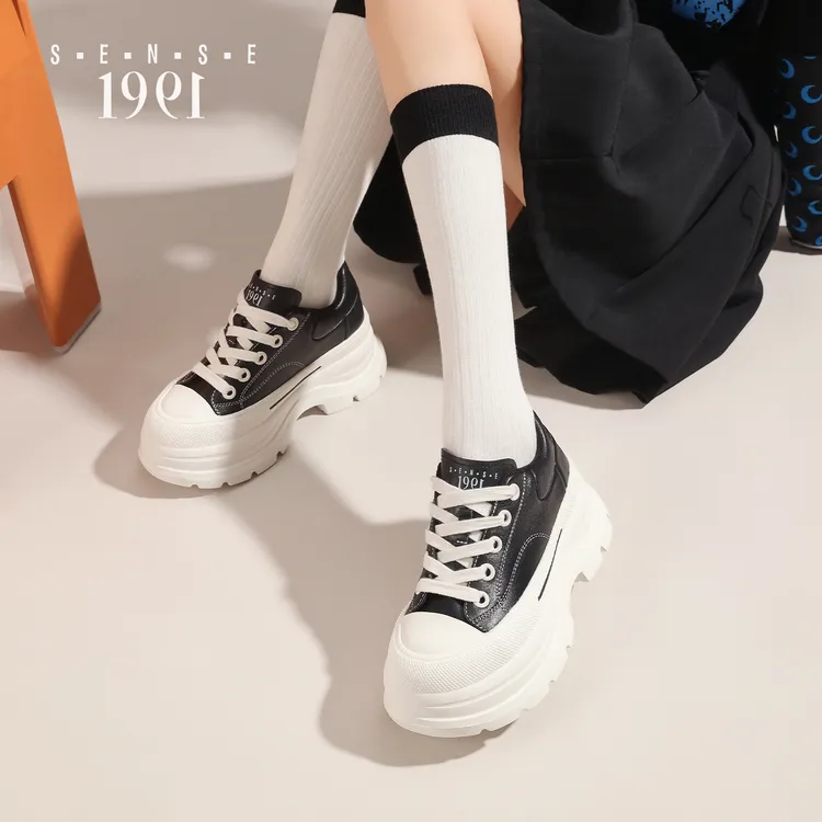 冬上新加绒真皮麦昆小白鞋增高7cm2025年流行鞋子女轻奢松糕板鞋