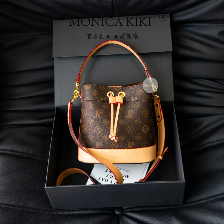 莫妮卡奇奇单肩斜挎手提轻奢字母网红休闲百搭撞色水桶包潮流女包