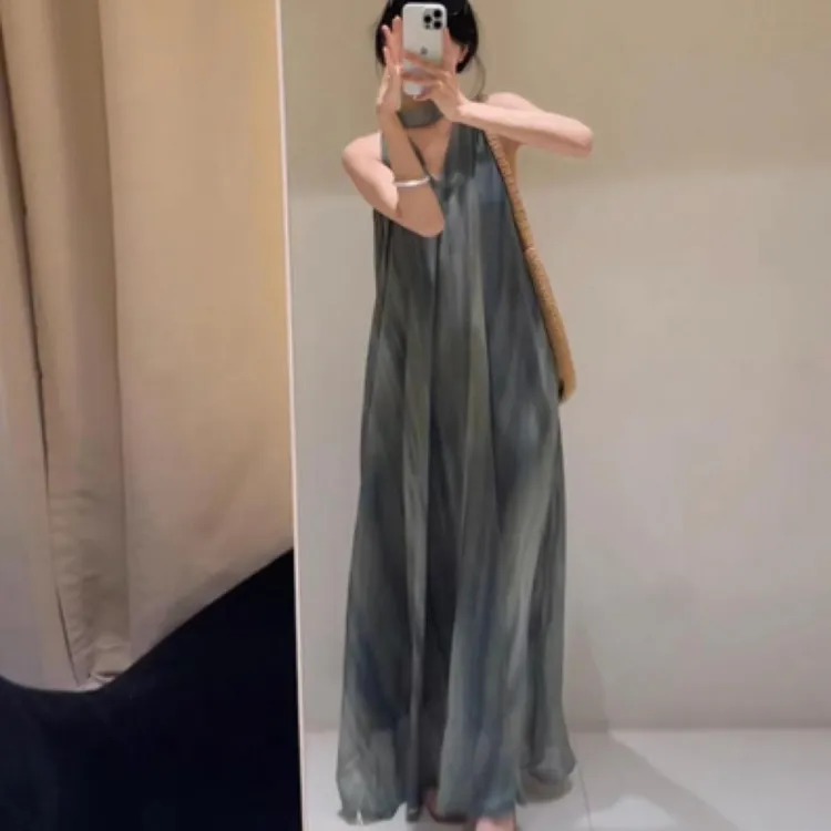 温柔风挂脖V领度假无袖吊带连衣裙子女夏穿搭显瘦长裙