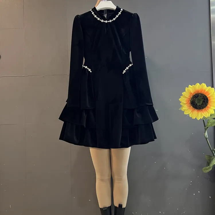 新款法式名媛高级感重工镶钻圆领收腰显瘦气质丝绒连衣裙