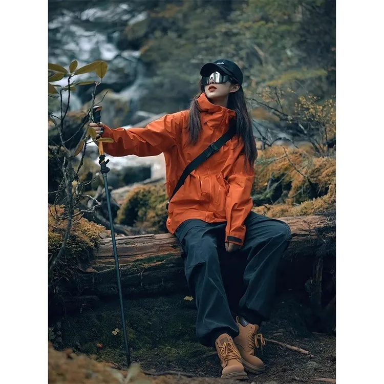 美国橙色冲锋衣外套女2025新款山系美式户外旅行登山服三防夹克潮