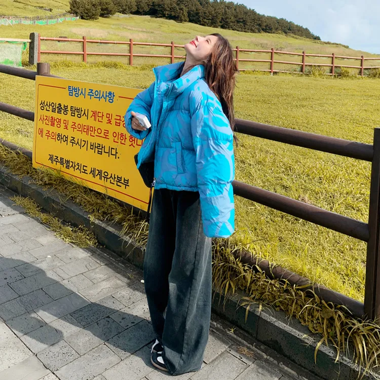 蓝色短款印花羽绒服女冬季2025新款韩系时尚洋气减龄90白鸭绒外套