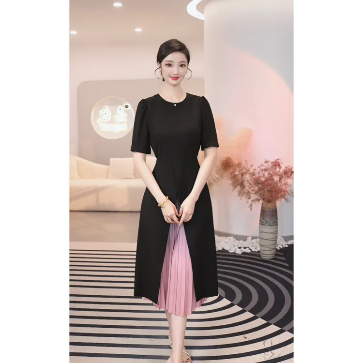 唐熹2025夏季新款【8014】简约大气时尚粉色渐变百褶拼黑色连衣裙子