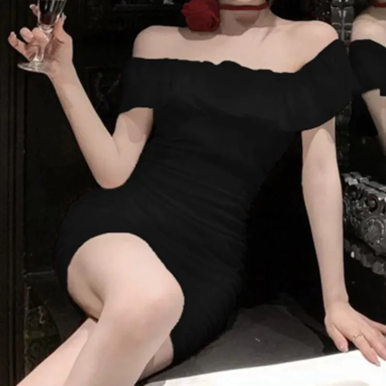 纯欲性感荷叶边一字肩连衣裙女夏季露肩气质修身显瘦褶皱包臀短裙