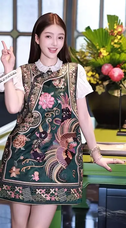 新中式国风· 凤戏牡丹 ·醋酸重工刺绣大气高级气质优雅马甲女