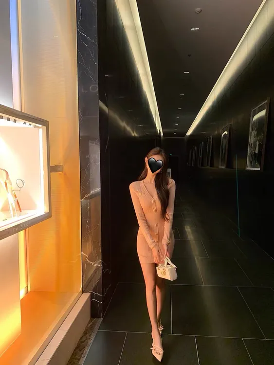 财阀千金  重工金属扣修身连衣裙女气质性感V领长袖针织包臀裙