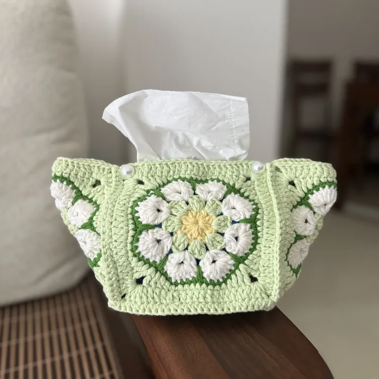 手工钩织祖母格纸巾盒