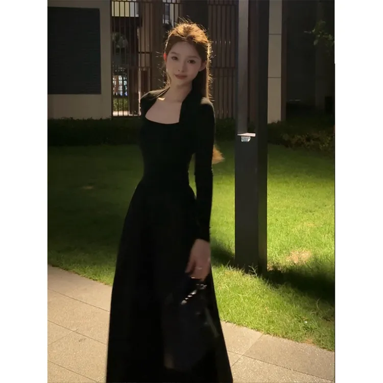 黑色修身法式赫本风连衣裙方领裙子女春秋2025新款高级感显瘦长裙