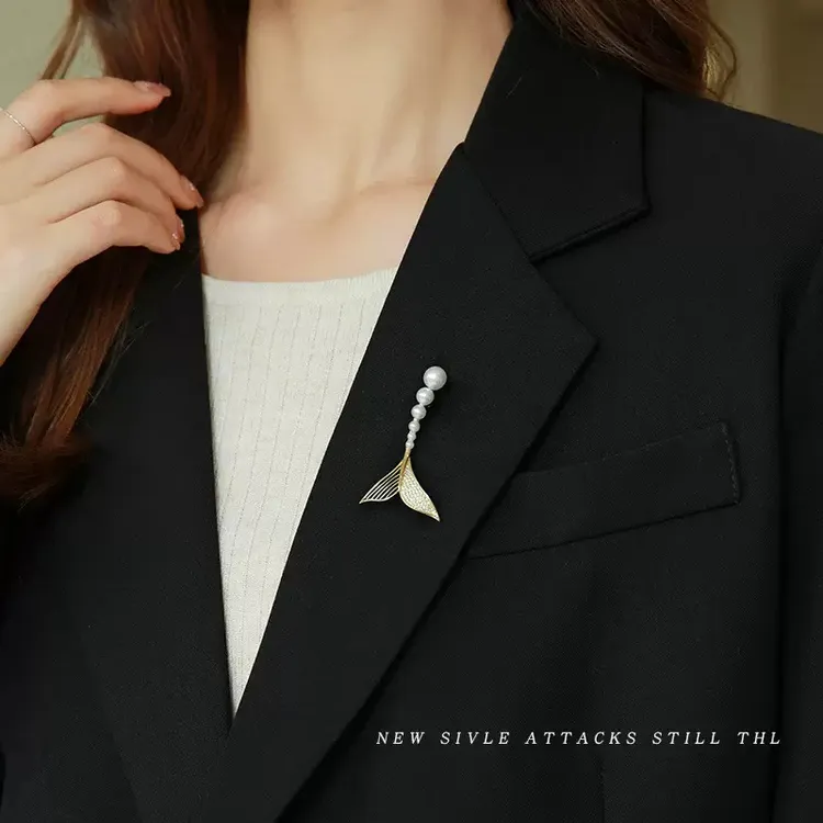 合金仿珍珠胸针 鱼尾防走光扣胸针轻奢时尚男女西装配饰个性别针