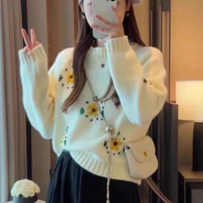 2025秋冬新款洋气绣花毛衣女打底衫加绒加厚小个子短款圆领上衣潮