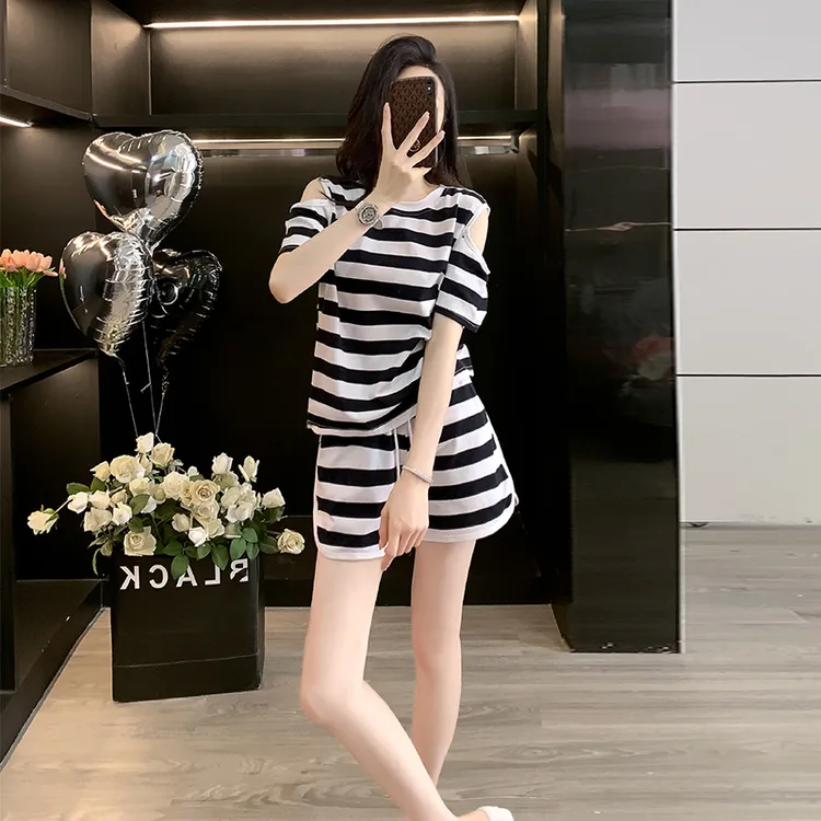 2025夏季新款时尚休闲运动套装女宽松漏肩条纹短袖显瘦短裤两件套