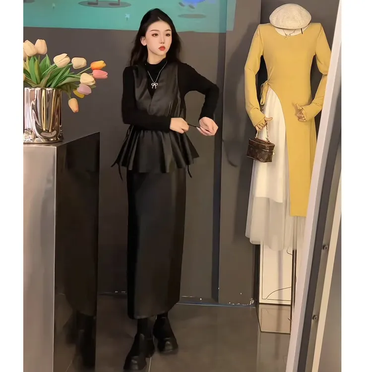 秋季时尚一整套2025年新款百搭长袖上衣v领背心高腰皮裙三件套