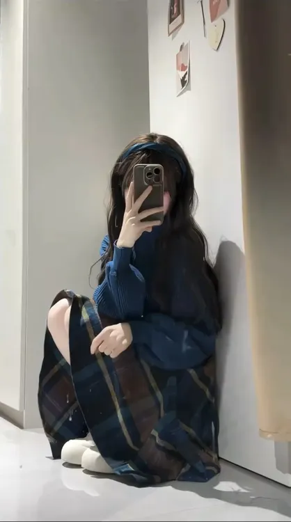 2025秋冬新款韩系温柔风克莱因蓝色针织毛衣搭配格纹半身裙两件套