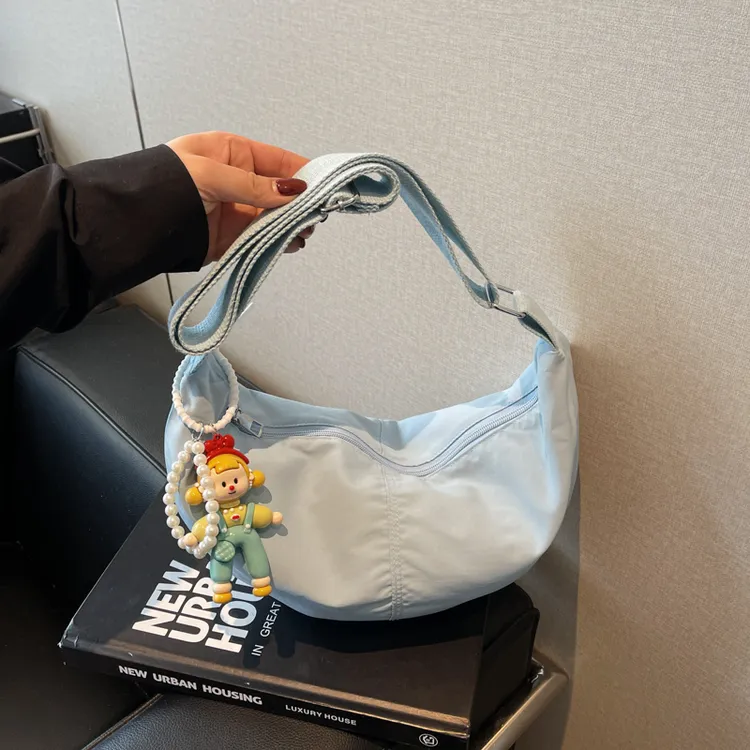 日系ins简约休闲百搭斜挎包包女高颜值饺子包学生日常通勤单肩包