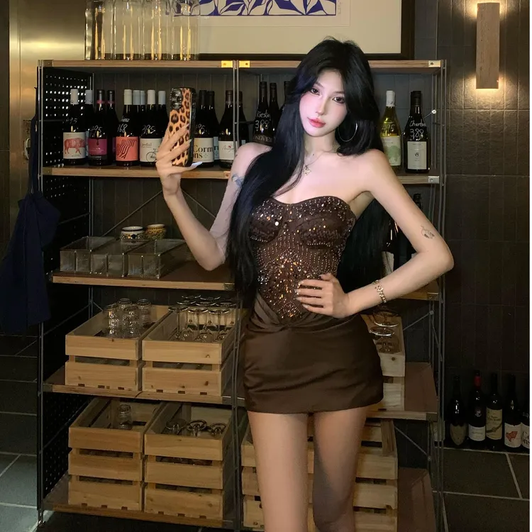 一字肩抹胸连衣裙女2025秋冬季法式重工设计拼接包臀连衣裙生日裙