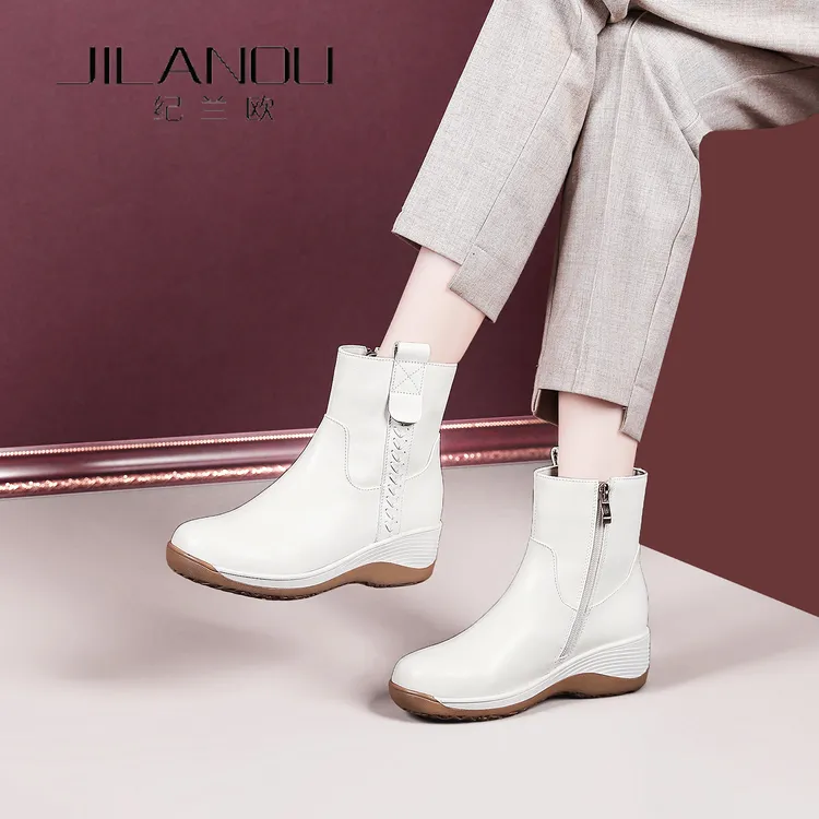 厚底真皮短靴女秋冬2025新款妈妈鞋白色坡跟软底女靴加绒休闲靴子