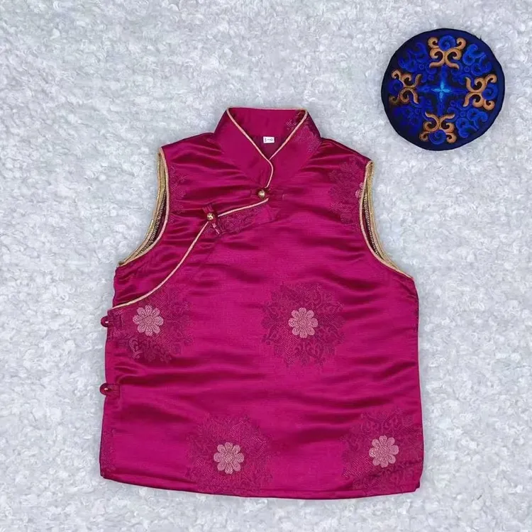 童装织锦缎马甲漂亮又可爱时尚