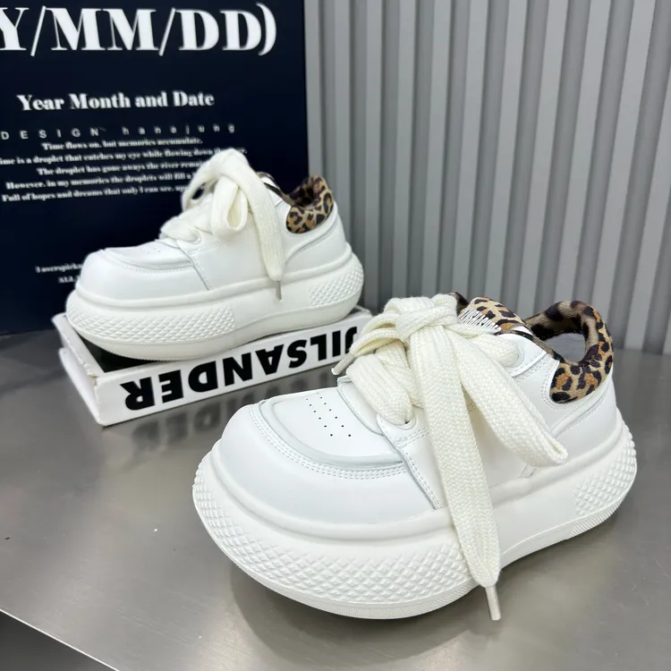 巨好看百搭厚底增高运动大头小白鞋子女2026春季新款爆款休闲板鞋