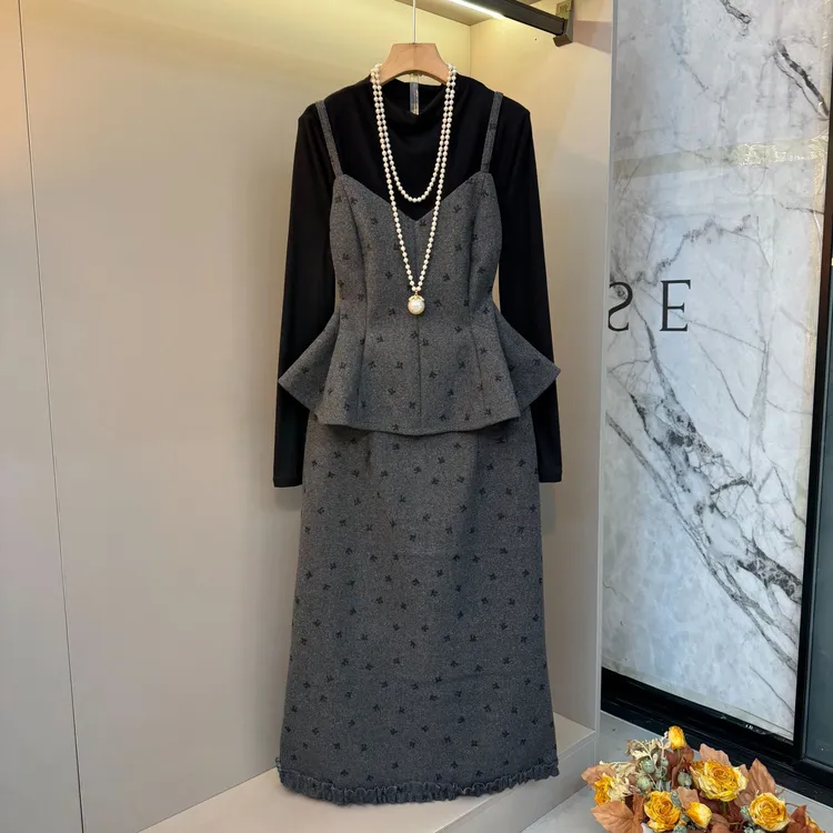 2025欧货时尚精致显瘦法式减龄气质波点内搭+吊带+半裙套装2539