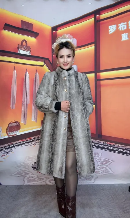 23015罗布姑娘小立领泡泡袖女士网红时尚百搭冬季保暖加厚毛外套