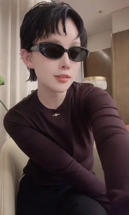 《顶配有钱花》新款25113女装圆领长袖T恤衫女士纯色百搭休闲上衣