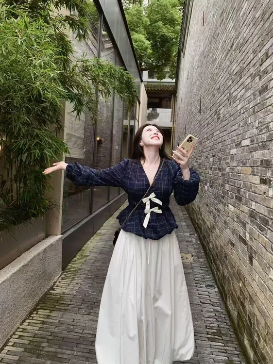 韩版气质蝴蝶结格纹长袖衬衫女2025秋季新款藏青色上衣百搭半身裙