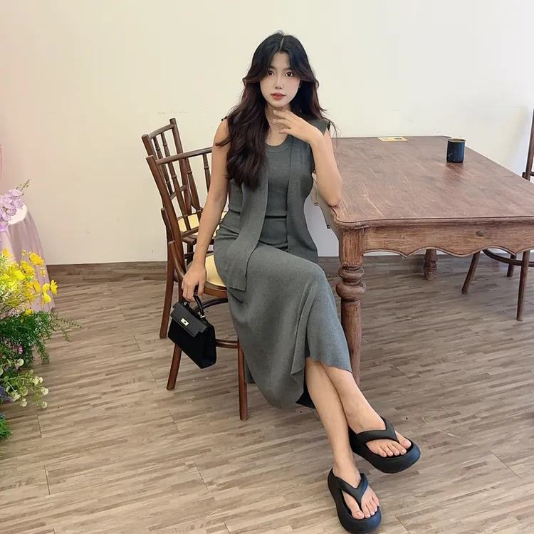2025年新款法式复古减龄纯欲辣妹收腰背心连衣裙配披肩女