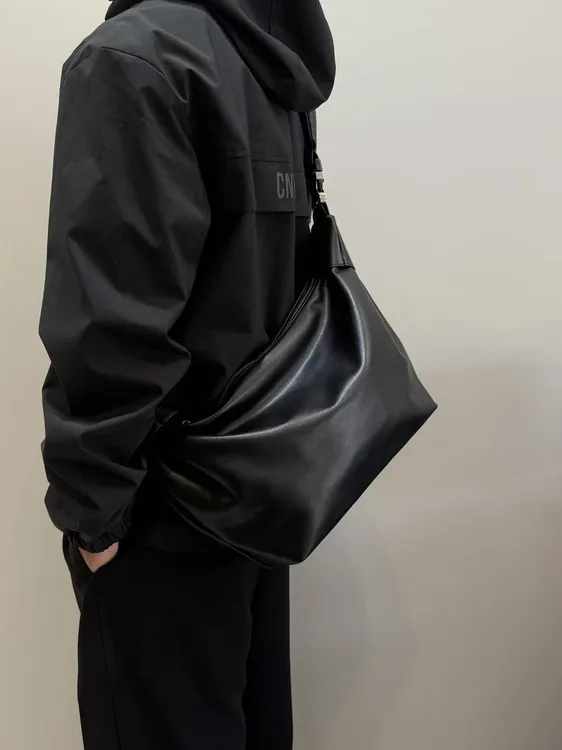 贵宝的包慵懒设计感男女包斜挎包2025新款简约休闲大容量饺子包