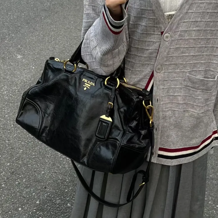 95新 Prada/普拉达 网红款黑色油蜡皮托特包