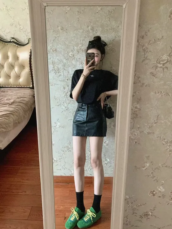 【酷辣kitty】2025新款春季黑色印花T恤上衣超显瘦辣妹皮裙半裙套装