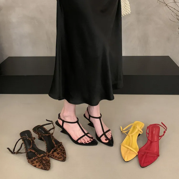 法式尖头露趾小众坡跟一字带凉鞋女2025年夏季仙女风尖头罗马鞋子