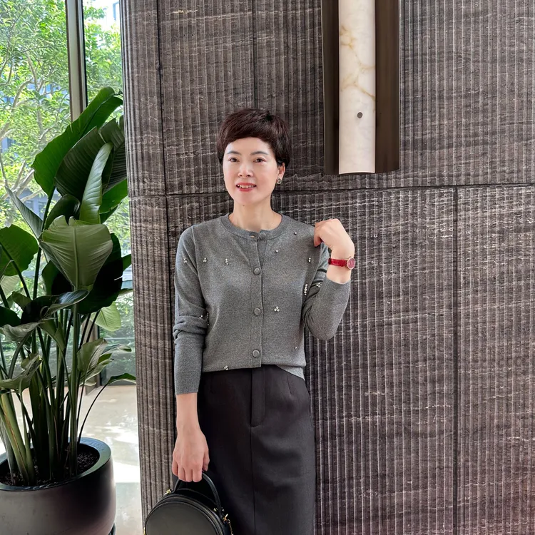 早秋常规休闲风纯色圆领毛针织衫精致钉珠时尚开衫